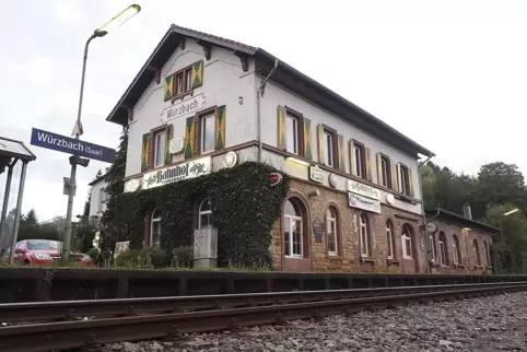 Am Bahnhof Würzbach beginnt beziehungsweise endet die Ersatzbusverbindung nach Saarbrücken. 