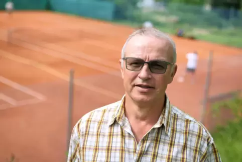 Wolfgang Giloj hat gerade ein Geländer am Zuschaueraufgang der Grumbacher Tennisanlage repariert. 