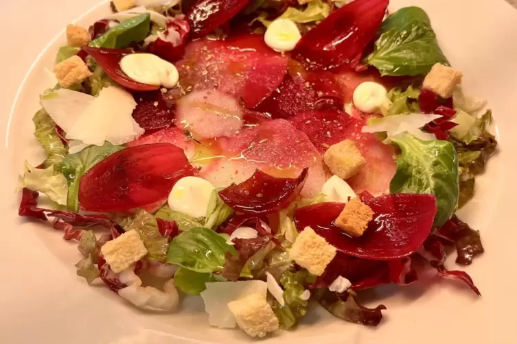 Feine Vorspeise: Rote-Bete-Carpaccio. Das Rezept ist von Spitzenkoch Anatol Elert.