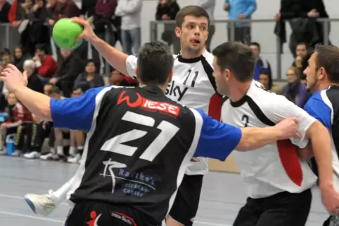 Lang, lang ist’s her: Sebastian Kinsler (am Ball) als Aktiver für den TuS Heiligenstein.
