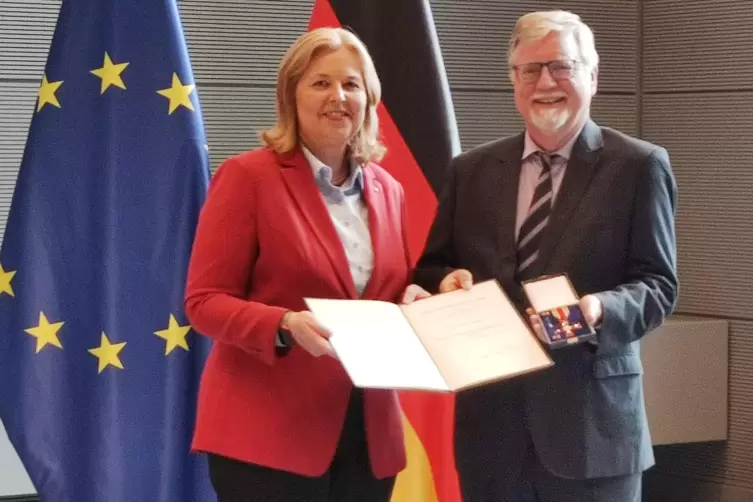 Urkunde und Orden: Bundestagspr&auml;sidentin B&auml;rbel Bas &uuml;berreichte Herzog die Auszeichnung.