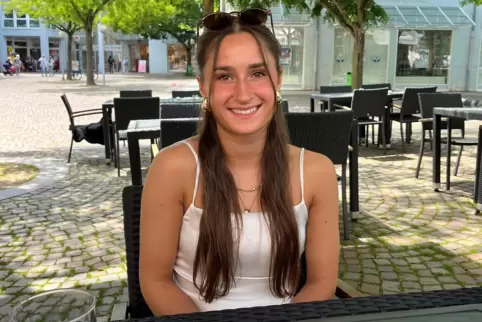Minijob, Aushilfe in der Canadaschule und Wohnungssuche am künftigen Studienort: Lina Meister hat gerade viel zu tun. Minijob, Aushilfe in der Canadaschule und Wohnungssuche am künftigen Studienort: Lina Meister hat gerade viel zu tun.