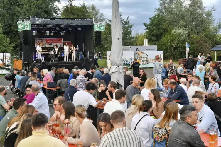 Die vielen Biertische auf dem Gondelfestplatz waren stets gut besetzt