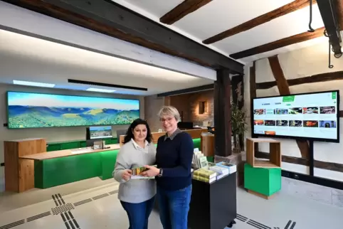 Auch die Tourist Info Maikammer, hier mit Leiterin Maria Bergold (rechts) und Mitarbeiterin Maria Lauria, gehört zu den Nominier