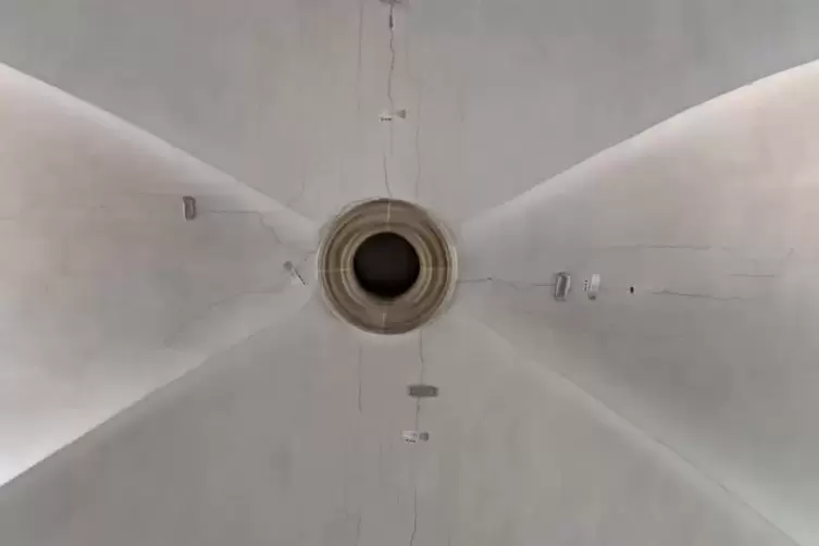 Risse im Gew&ouml;lbe des Kirchenschiffs. 