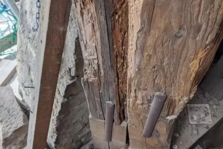 Mangelhaft gef&uuml;gte Holzverbindung im Turmhelm. 