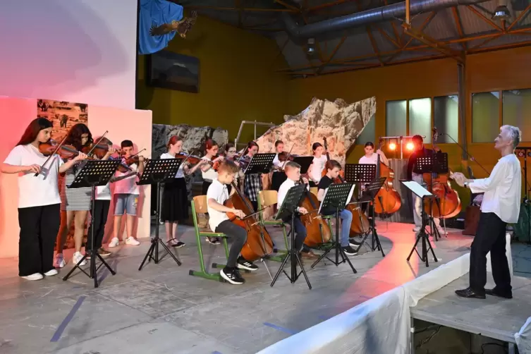 F&uuml;r Musik sorgten unter anderem die Sechstkl&auml;ssler der Streicherklasse unter Leitung von Musikschullehrer Heiner H&ouml;rt.