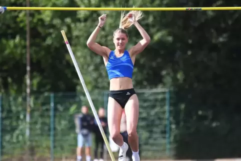 Sie hat bei sehr widrigen Bedingungen am Samstag in Mönchengladbach die Nerven behalten. Tamineh Steinmeyer, die FSJlerin des LA Sie hat bei sehr widrigen Bedingungen am Samstag in Mönchengladbach die Nerven behalten. Tamineh Steinmeyer, die FSJlerin des LA
