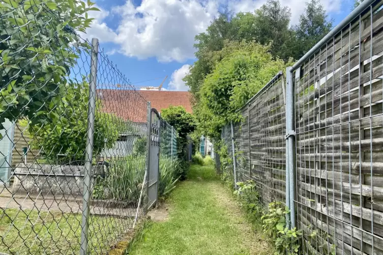 Der &bdquo;Reil&ldquo; zwischen dem Parkplatz hinter dem fr&uuml;heren Bauhof und dem Kulturkarree soll zu einem offiziellen Fu&szlig;weg umgestaltet w