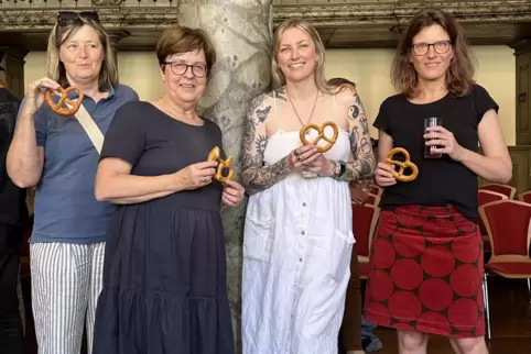 Stadt und Künstlerbund begrüßen die Künstlerin aus der englischen Partnerstadt Chichester: links und rechts Andrea Niessen und M