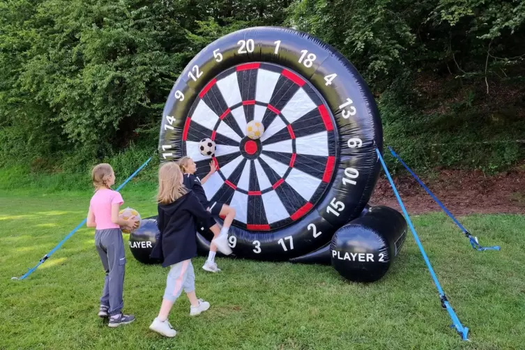 Tag des Mädchenfußballs in Herschweiler-Pettersheim: Zielschießen auf eine große Dartscheibe.