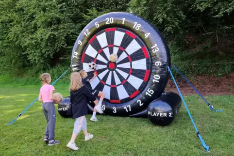 Tag des Mädchenfußballs in Herschweiler-Pettersheim: Zielschießen auf eine große Dartscheibe.