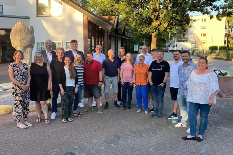 Gruppenbild mit B&uuml;rgermeister vor dem Dorfgemeinschaftshaus: der Gemeinderat f&uuml;r die Legislaturperiode 2024 bis 2029. 