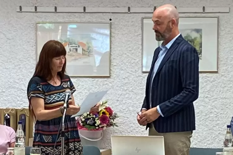 Letzte Amtshandlung: Juliane Popp vereidigt ihren Nachfolger Gary Kuhn. 