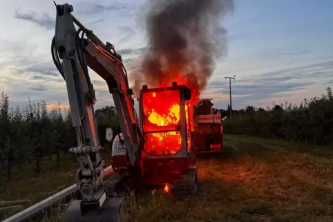 Der Bagger brannte vollständig aus. 