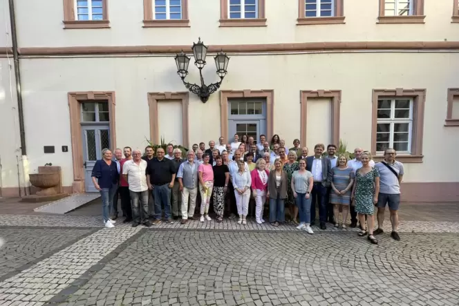 Nach seiner ersten Sitzung versammelte sich der neue Stadtrat zum Gruppenfoto. Nach seiner ersten Sitzung versammelte sich der neue Stadtrat zum Gruppenfoto.
