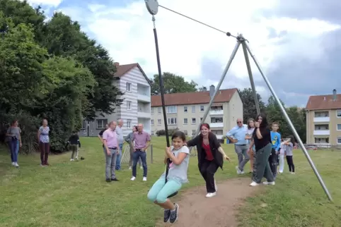 Die Seilrutsche ist eine der Attraktionen auf dem neu eröffneten Gewobau-Spielplatz in der Zeilbäumerstraße. 