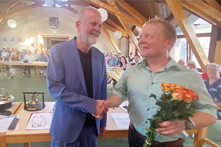 Gutes Gelingen: Jochen Hartloff (links) gratuliert seinem Amts-Nachfolger Martin He&szlig;.