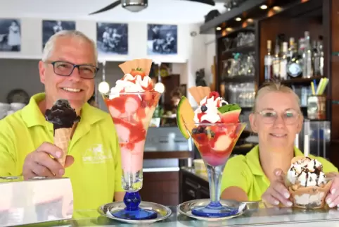Marion und Udo Groll präsentieren einen Teil ihrer Auswahl in der Freinsheimer Laterna Magica. Udo Groll hat seine persönliche E