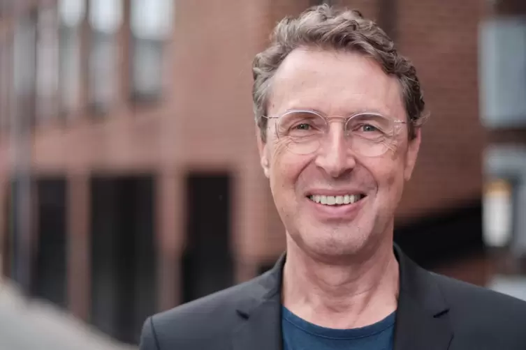 Arthur Landwehr ist der fr&uuml;here Chefredakteur des SWR-H&ouml;rfunks. Er berichtete f&uuml;r die ARD von 1999 bis 2006 und von 2018 bis 202