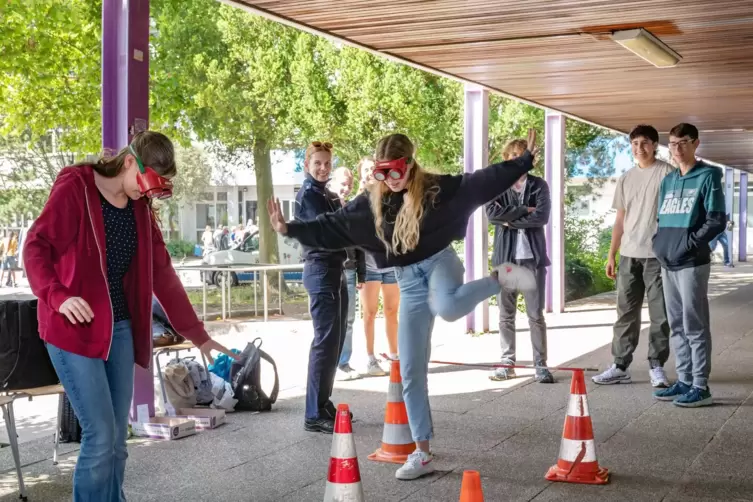 Im Rausch: Eine spezielle Brille simuliert einen Wert von 0,8 Promille, bei dem ein &bdquo;Torkel-Parcours&ldquo; zu &uuml;berwinden ist.