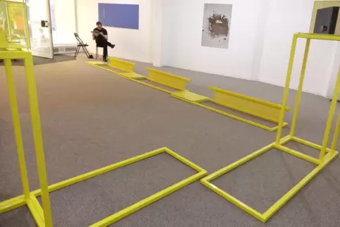 Es „gelbt“ so schön: Arbeiten von Britta Lenk im Kunstraum Westpfalz. Im Hintergrund illustriert Gerichtszeichner Martin Burkhar