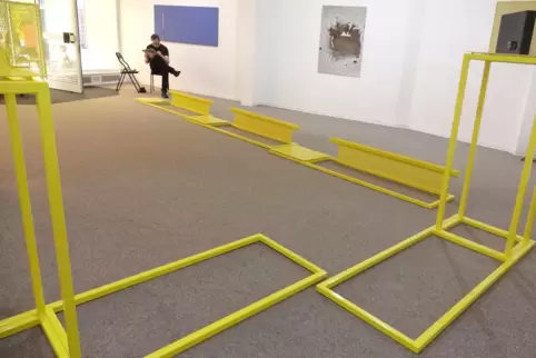 Es „gelbt“ so schön: Arbeiten von Britta Lenk im Kunstraum Westpfalz. Im Hintergrund illustriert Gerichtszeichner Martin Burkhar