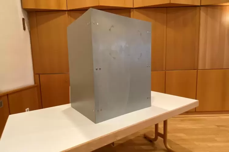 Leerstand I: Die Wahlkabinen im B&uuml;rgerhaus warteten vergeblich darauf, dass jemand hinter ihrem Sichtschutz ein Kreuzchen macht.