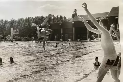 Und schwupps! Einen tollen Sprung ins Freibad hat unsere Fotografin Monika Franck 1991 eingefangen.