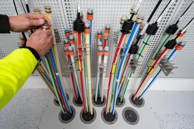 Kabel in einem PoP-Verteiler von Glasfasern. Kabel in einem PoP-Verteiler von Glasfasern.