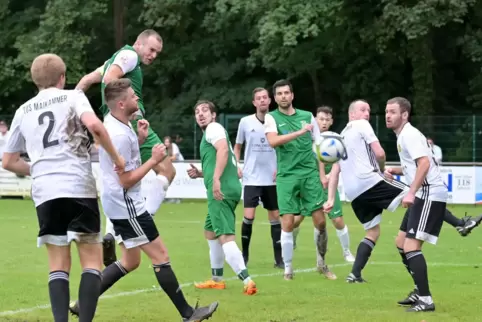 Hält den Kopf hin: Christoph Spoor (links in Grün) trifft zum 2:1 für ASV Waldsee gegen TuS Maikammer.