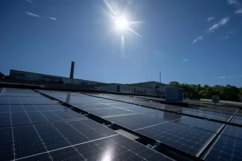 Laut Zahlen der Bundesnetzagentur lag die Leistung der neugebauten Photovoltaik-Anlagen im Mai 2024 bei 946 Megawatt – das sind 
