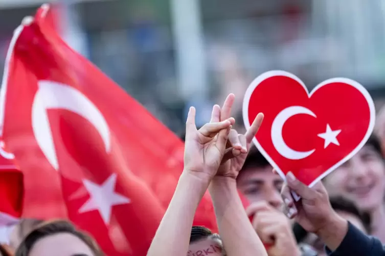 T&uuml;rkische Fans zeigen den Wolfsgru&szlig;.
