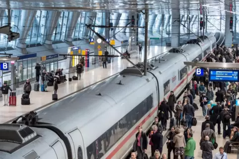 Der Fernbahnhof des Frankfurter Flughafens ist normalerweise von Mannheim mindestens einmal pro Stunde mit einem direkten ICE er