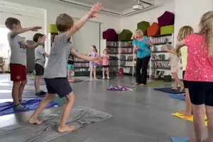 Im August verwandelt sich die Bücherei zweimal in ein Yoga-Studio: Kinder-Yoga-Therapeutin Doris Preuninger stellt neue Übungen Im August verwandelt sich die Bücherei zweimal in ein Yoga-Studio: Kinder-Yoga-Therapeutin Doris Preuninger stellt neue Übungen