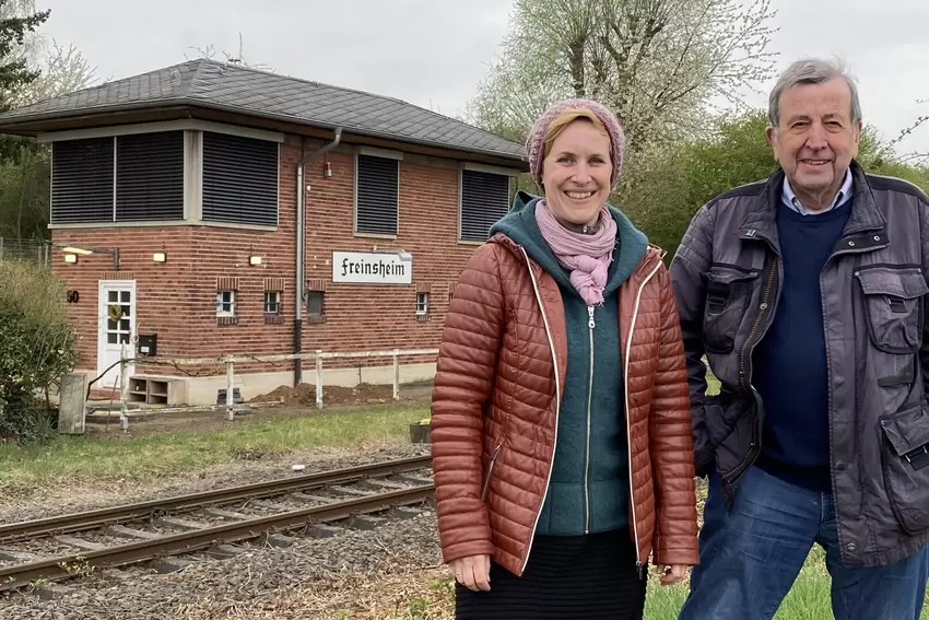 Geschichte und Geschichten: Über das Stellwerkhäuschen haben Melanie Hubach und Gottfried Nisslmüüer viel zu erzählen.