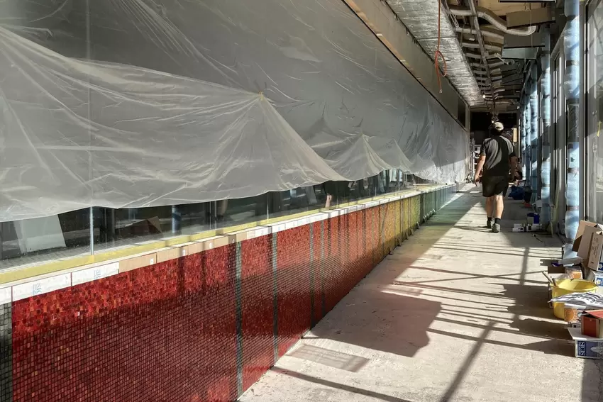 Fortschritte im Bademantelgang: Wie es auf der Thermebaustelle aussieht, zeigt Steffen Wietschorke.