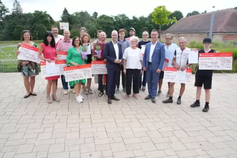 Dieses Mal zu Fuß: Gruppenbild mit den Siegern des Stadtradeln-Wettbewerbs.