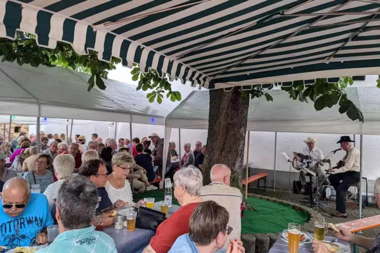 Country-Musik made in Edigheim: Frank MacCloud und Klaus K&ouml;nig spielten beim Fest.