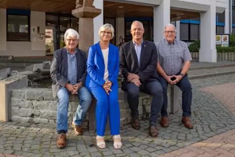 Der im Amt bestätigte Ramsteiner Stadtvorstand: Beigeordneter Hans Roos, zweite Stadtbeigeordnete Gisela Pfaff, Stadtbürgermeist