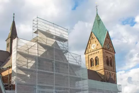 An der katholischen Kirche im Stadtteil Ramstein laufen aufwendige Reparaturarbeiten. 