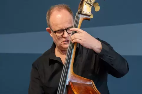 Der Bassist Dieter Ilg spielte mit seinem Trio am Wochenende in der Pfalz.