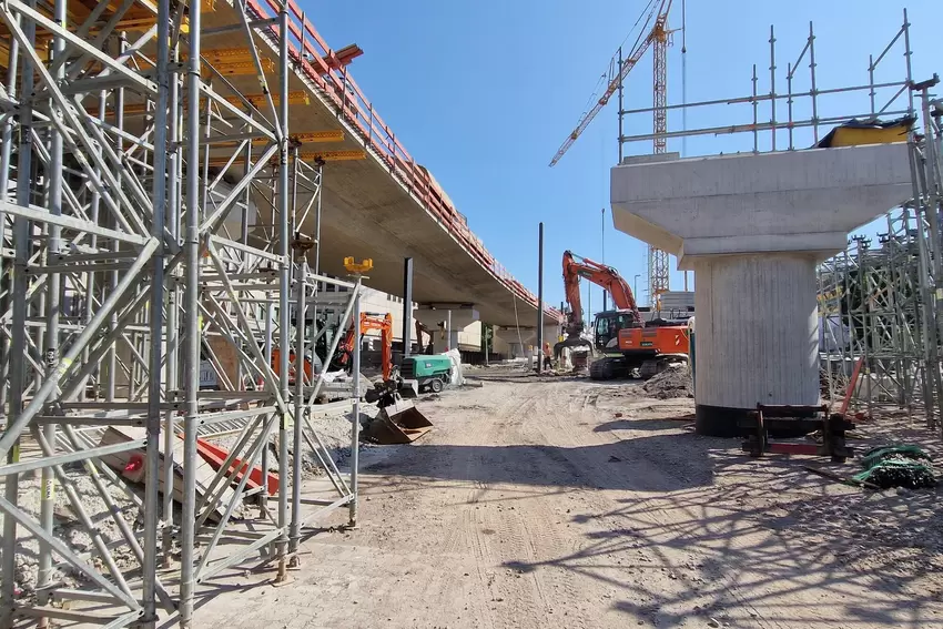 680 Kubikmeter Beton waren nötig für den ersten Überbau, hier aus Blickrichtung Mundenheimer Straße nach Mannheim.