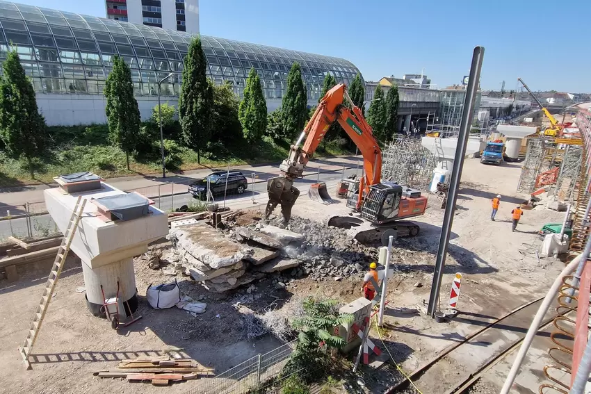 Baggerarbeiten zwischen S-Bahnhof und Faktorhaus.