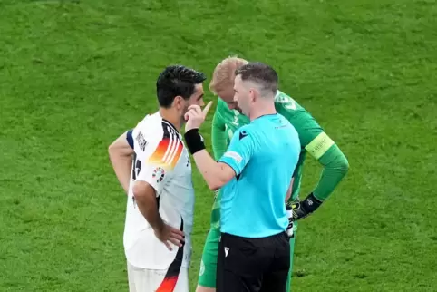 Bei der EM durften nur die Kapitäne sich beim Schiedsrichter beschweren (unser Bild, von links, Ilkay Gündogan, Michael Oliver u