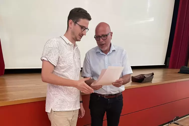 B&uuml;rgermeister Volker Po&szlig; mit dem Dritten Beigeordneten Niklas Hogrefe (CDU). 