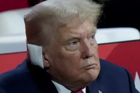 Das Bild von Donald Trump nach dem Attentat gleicht erstaunlich Vincent van Gogh auf seinem „Selbstbildnis mit verbundenem Ohr“. Das Bild von Donald Trump nach dem Attentat gleicht erstaunlich Vincent van Gogh auf seinem „Selbstbildnis mit verbundenem Ohr“.