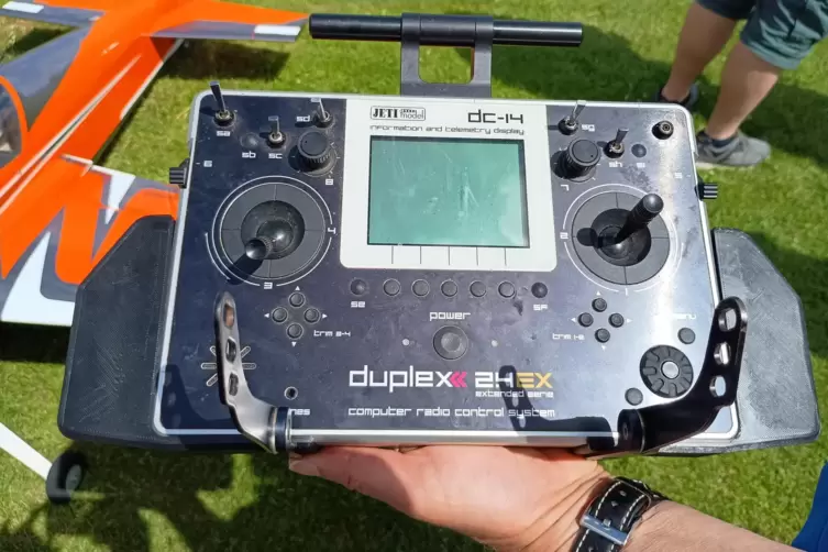 So sieht sie aus: Pilot Steven M&uuml;ller zeigt die professionelle Fernbedienung f&uuml;r sein Modellflugzeug. 