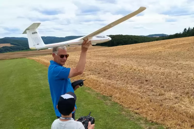 Zweiter Vereinsvorsitzender Thomas Pfeil h&auml;lt zum Start das Modellflugzeug in die Luft. Gleich kann sein Flugsch&uuml;ler loslegen. 