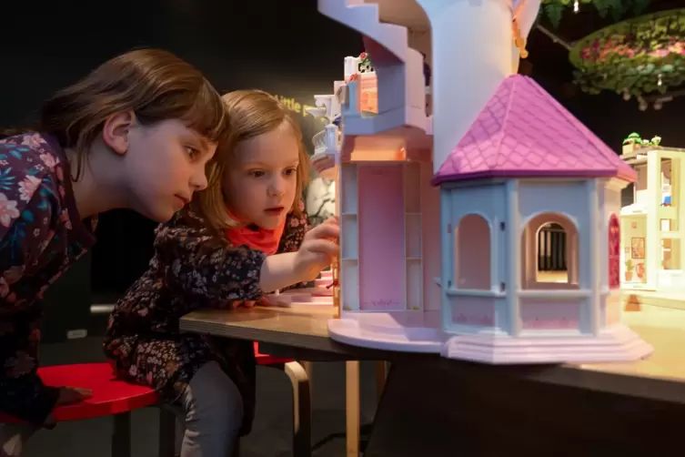 Schloss-Besuch: M&auml;dchen in der Playmobil-Ausstellung im Historischen Museum der Pfalz in Speyer. 